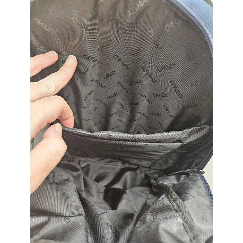 Oakley Modelo Oro Cerveza Backpack w padded laptop sleeve Blue